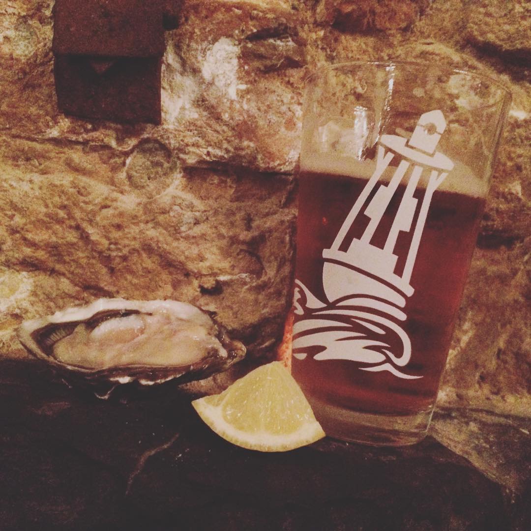 @bluepointbrewing toasted lager + oysters + lemon = perfect mix 👍🍻🍻